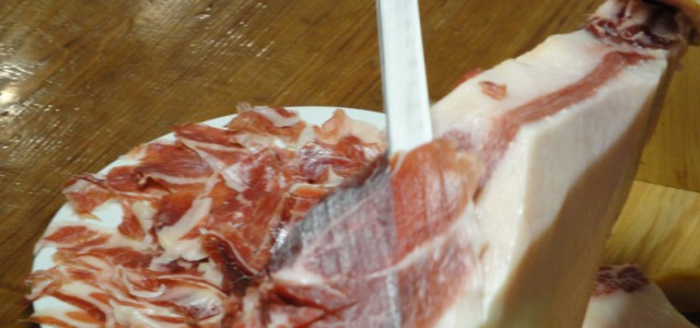 Os dejo un video donde podréis ver como se prepara y se corta un jamón ibérico. El video lo presenta el cortador profesional Ricardo Jiménez, cortador profesional de la empresa...