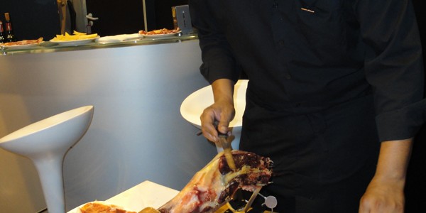 Ofrecemos nuestro servicio de cortadores de jamón profesionales en Madrid desde 2001. Todos nuestros cortadores tienen un amplía experiencia en el corte de jamón. Nos desplazamos por todo Madrid y alrededores...